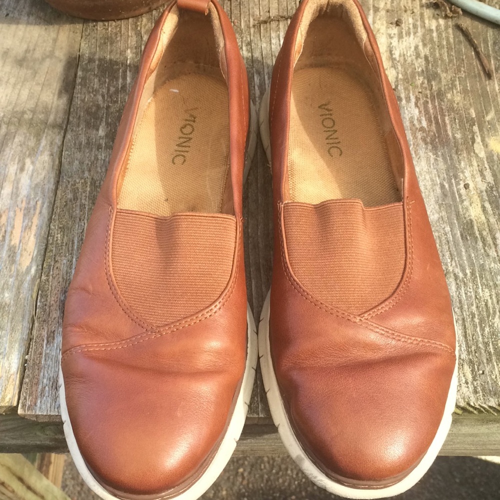 size 9 vionic brown leather shoe